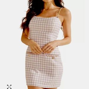 Tweed Guess dress
Back zipper 
Adjustable straps with gold-chain 
Acrylic/wool